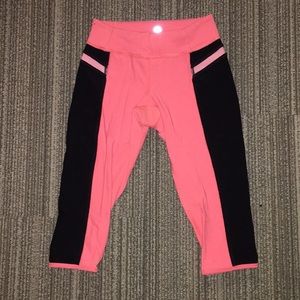 LULU LEMON CAPRI LEGGINGS
